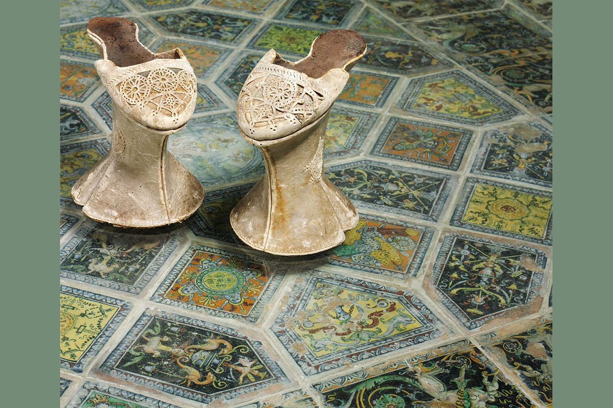 Chopines de 1600 - Expo Shoes Pleasure and Pain - VA Museum